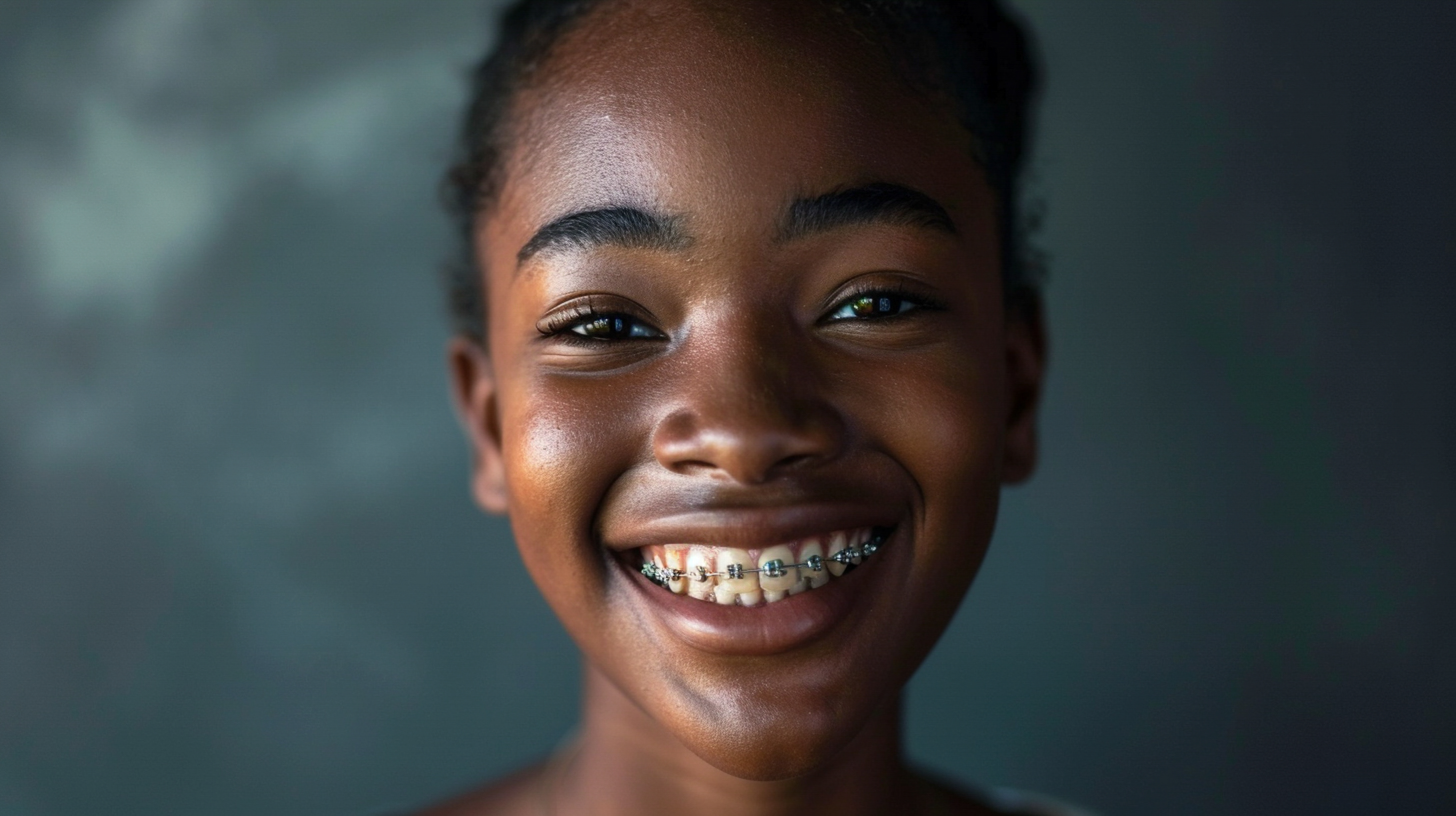 Mulher Negra com sorriso perfeito